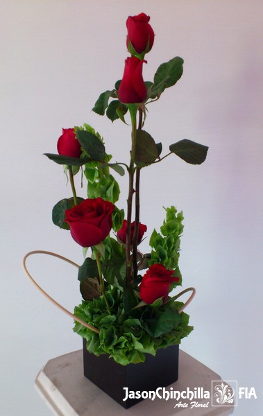 Base de madera con rosas