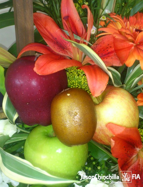 Vinera con flores variadas y frutas