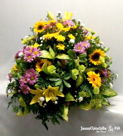 Canasta en flores variadas