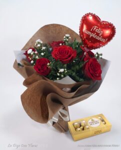 ramo de rosas con chocolate y globo