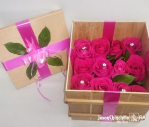 caja de madera con rosas
