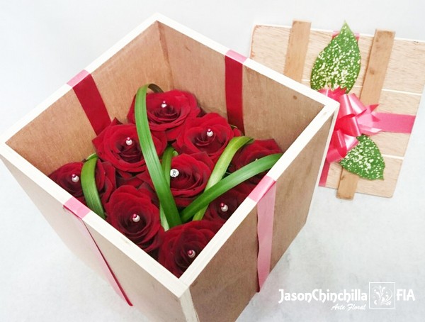 caja de madera con rosas