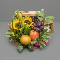 baul con flores y frutas