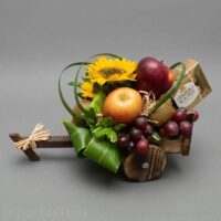 carreta con flores y frutas