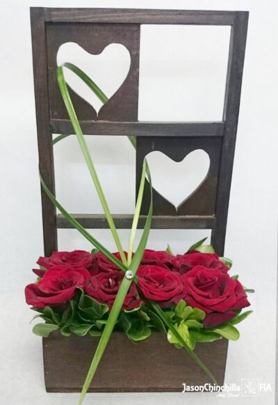 Rosas en base de corazón