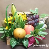 Baúl con Girasoles, follajes, frutas y chocolates