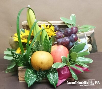 Baúl con Girasoles, follajes, frutas y chocolates