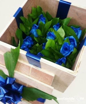 caja de rosas azules