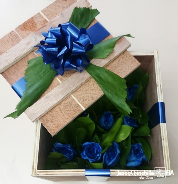 CAJ1009 - Elegante caja de madera con rosas azules en el interior