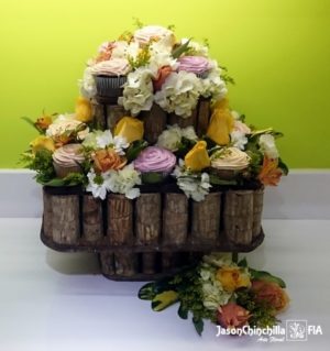 Canasta con cupcakes y flores