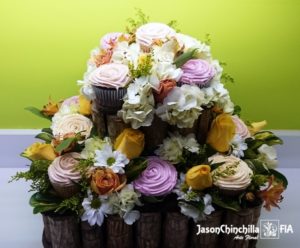 Canasta con cupcakes y flores