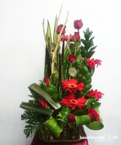 Canasta con rosas y gerberas