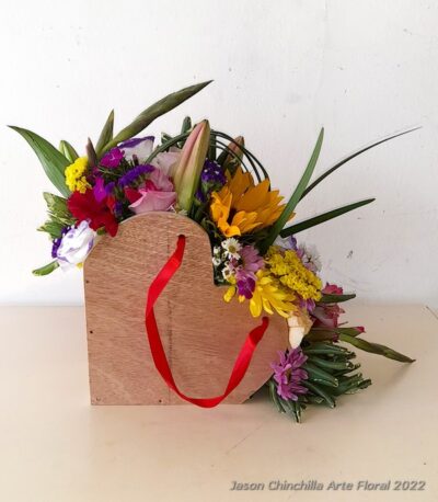 Corazón con flores variadas