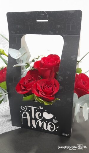 caja con rosas