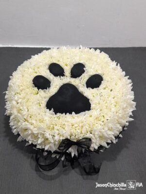 Huella de perro con flores