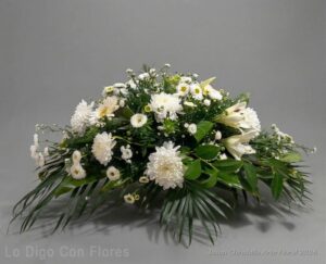Tributo blanco de flores variadas