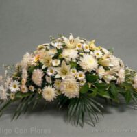 Tributo blanco de flores variadas