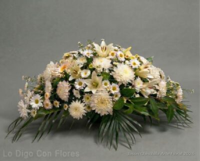Tributo blanco de flores variadas