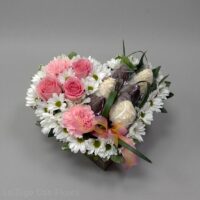 Corazon con rosas y fresas en caja de madera