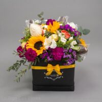 Caja con flores y fresas