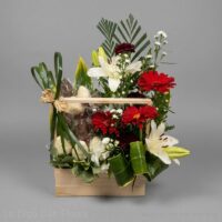 Caja con flores y fresas en desamparados
