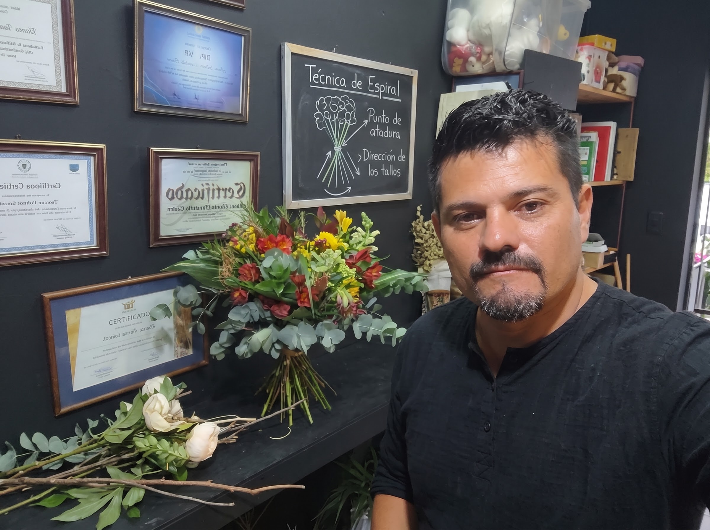 Jason Chinchilla enseñando diseño floral