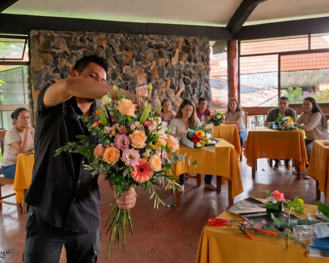 Estudiantes durante una clase de arte floral